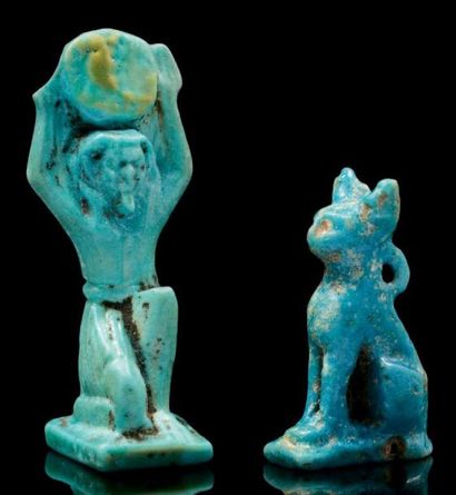 ÉGYPTE LOT COMPOSÉ DE DEUX AMULETTES représentant le dieu Chou, un genou à terre,...