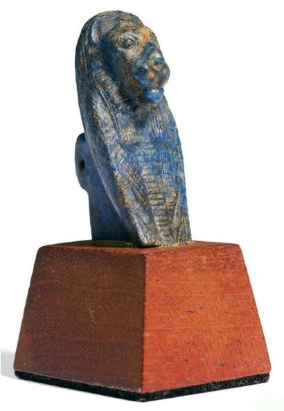 ÉGYPTE AMULETTE FRAGMENTAIRE représentant un cobra à tête léonine. Au revers, bélière...