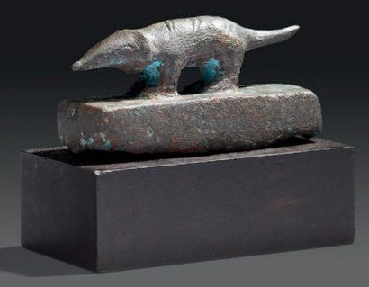 ÉGYPTE FIGURINE représentant une musaraigne sur une base quadrangulaire. Bronze....