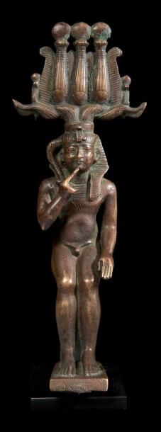 ÉGYPTE STATUETTE VOTIVE DU DIEU SOMTOUS DÉDIÉE PAR OUSER-APIS. Le jeune dieu est...
