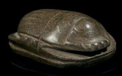 ÉGYPTE SCARABÉE DE COEUR anépigraphe, le dessous du corps évidé, et présentant à...