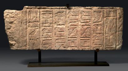 ÉGYPTE BAS-RELIEF ÉPIGRAPHIQUE. Il est sculpté de huit colonnes hiéroglyphiques d'un...