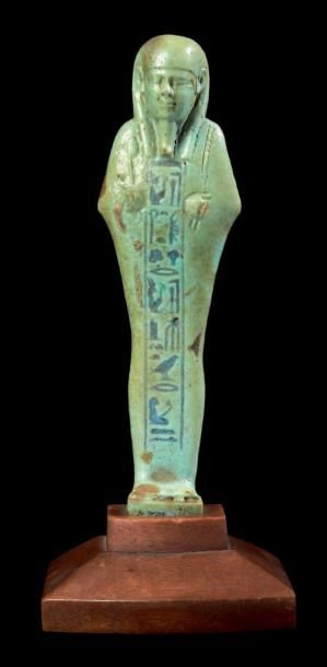 ÉGYPTE OUSHEBTI BICOLORE AU NOM D'UN PROPHÈTE D'OSIRIS. Il est momiforme, coiffé...
