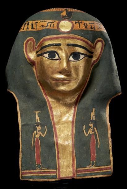 ÉGYPTE MASQUE DE MOMIE AU NOM DE PADIBASTET. Il représente le visage d'un homme à...