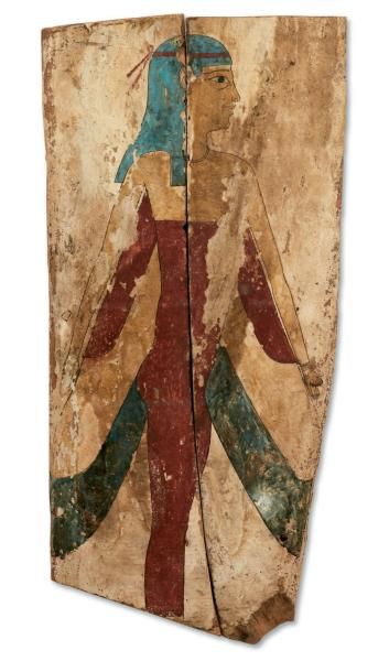 EGYPTE PANNEAU DE SARCOPHAGE peint de la déesse ailée vers la droite. Elle est vêtue...