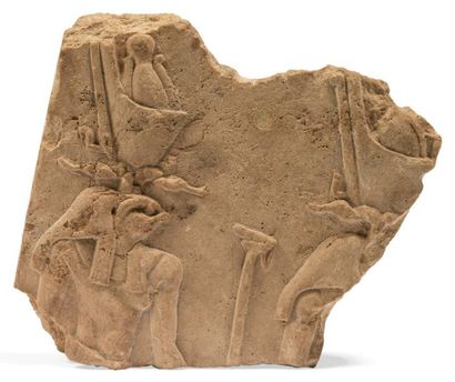 ÉGYPTE STÈLE fragmentaire sculptée d'une procession de deux divinités, l'une hiéracocéphale,...
