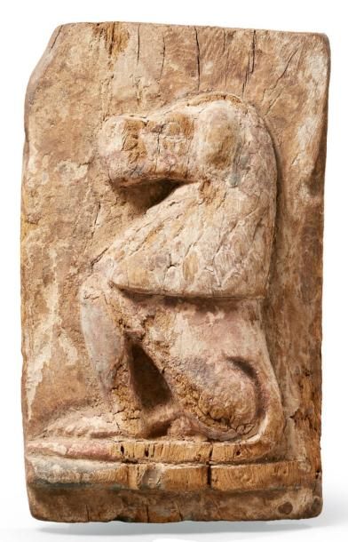 ÉGYPTE ÉLÉMENT DE MOBILIER sculpté d'un babouin assis vers la gauche. Bois et traces...