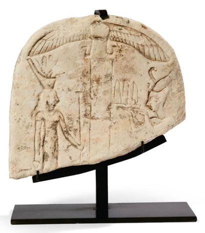 ÉGYPTE STÈLE fragmentaire sculptée d'un roi faisant une offrande de trois plumes...
