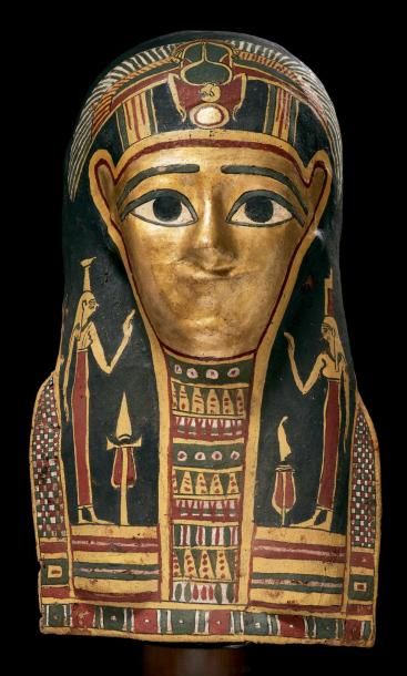 ÉGYPTE MASQUE DE MOMIE. Il représente le visage d'un homme à la carnation dorée,...