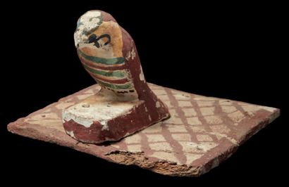 ÉGYPTE COUVERCLE DE COFFRET, probablement d'une boite à canopes, peint d'un quadrillage...