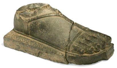 ÉGYPTE "PIED DE SÉRAPIS". Monument en forme de pied droit, chaussé d'une sandale,...
