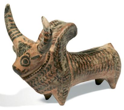 ORIENT STATUETTE représentant un taureau à bosse stylisé, les cornes largement développées....