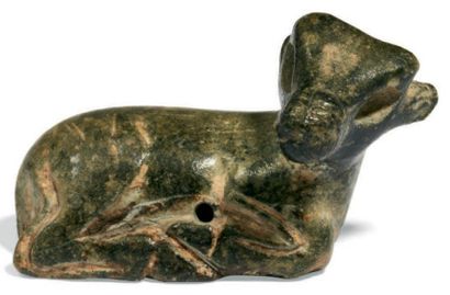 ORIENT FIGURINE représentant un taureau couché, les pattes repliées sous le corps,...