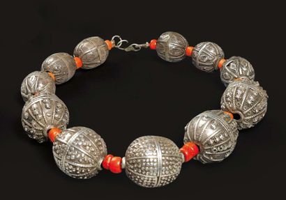 null Deux colliers et leurs bracelets , à perles d'ambre anciennes et boules d'argent...