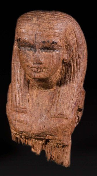 null Buste de statuette représentant probablement la déesse Isis. Elle est coiffée...