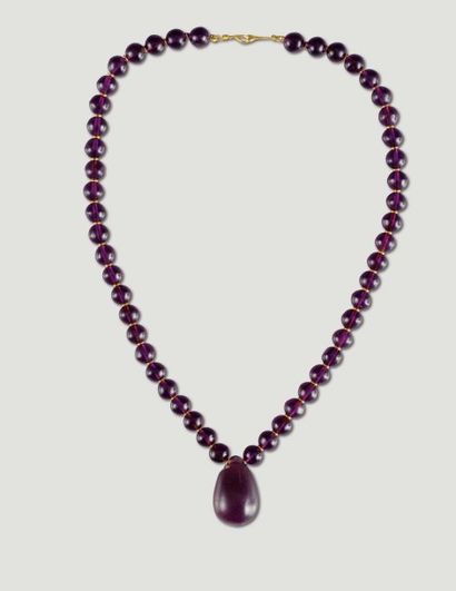 null Rare collier composé de cinquante perles sphériques supportant une importante...