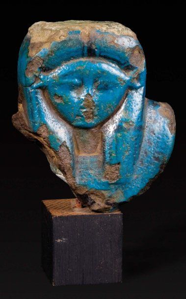 null Fragment de sistre votif représentant le visage janiforme de la déesse Hathor...