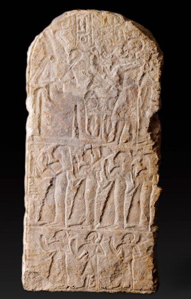 null Stèle cintrée sculptée en bas-relief de trois registres superposés, représentant...