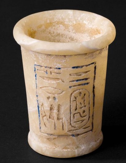 null Vase de fondation au nom de Ramses II. Il est légèrement tronconique, la lèvre...