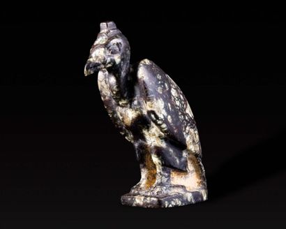 null Amulette représentant un vautour reposant sur une base, les ailes repliées....