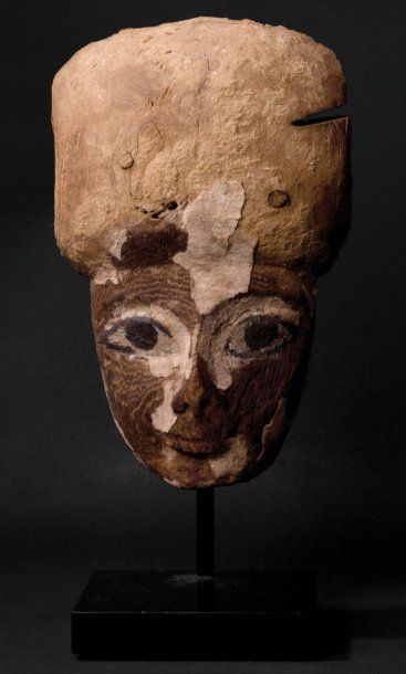 null Masque de Sarcophage représentant le visage d'un homme coiffé de la lourde perruque....