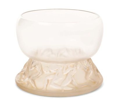 RENE LALIQUE (1860-1945) vase "lutteurs" en verre soufflé moulé. Signé R. Lalique....