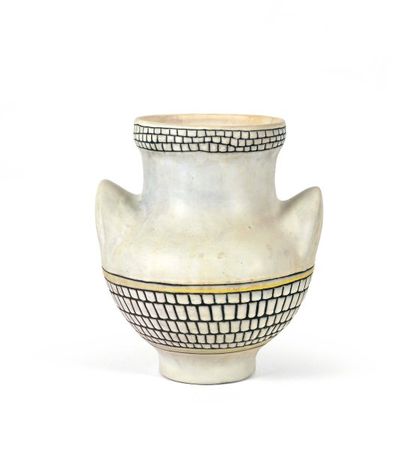 Roger CAPRON (né en 1922) vase en céramique blanche à décors dans les tons gris et...