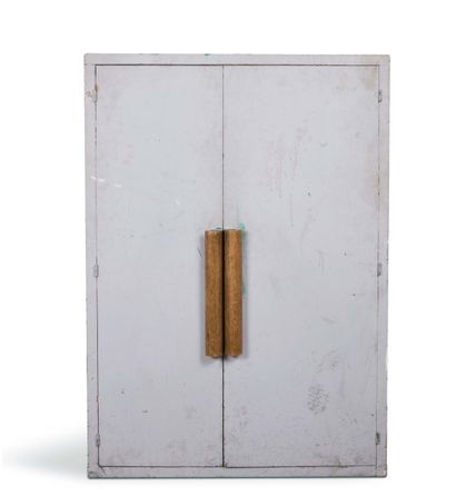 LE CORBUSIER (1887-1965) Armoire à bâti en bois laqué gris à deux portes battantes...