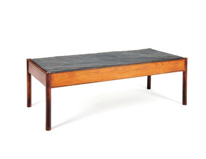 Haslev table basse à épais plateau en schiste reposant sur un piétement en palissandre...