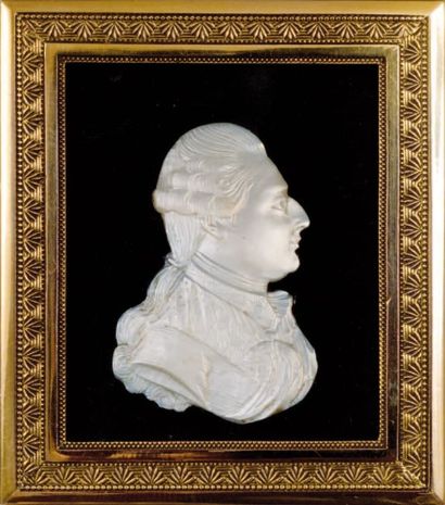 null Precieux Buste du roi Louis XVI en nacre sculptée, en miniature, vers la droite,...