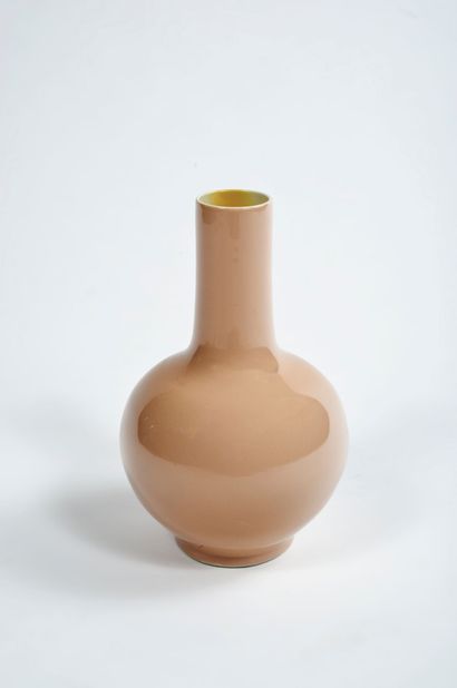 Vase soliflore en céramique émaillée rose,...