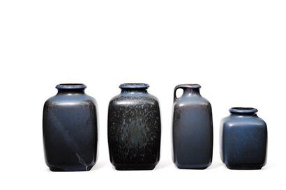 ARNE BANG ensemble de quatre vases.
Faïence émaillée bleue. numérotés. Vers 1960.
H_max...