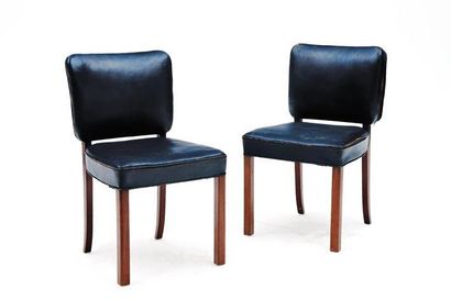 Normina Paire de chaises en acajou et cuir bleu
(1 dossier abimé).
H_82 cm L_49 cm...