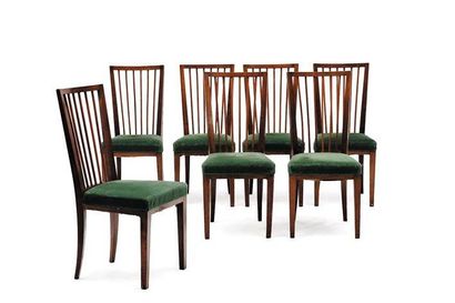 null Suite de sept chaises à dossiers à 6
barreaux, en bois et assises en velours
vert....