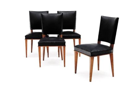 null Suite de quatre chaises en chêne
et simili cuir bleu. Vers 1950.
H_90 cm L_49...