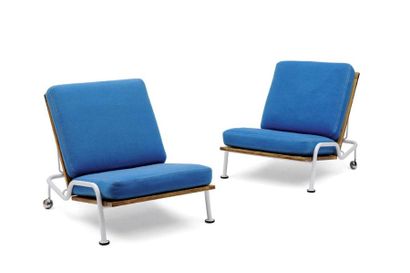 Hans J. Wegner (1914-2007) Paire de fauteuils.
Draps de laine bleu, bois naturelet...