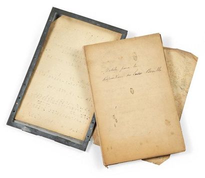  Tablette pour la confection de livres en braille. Vers 1850. Plaque en acier à rainures,...