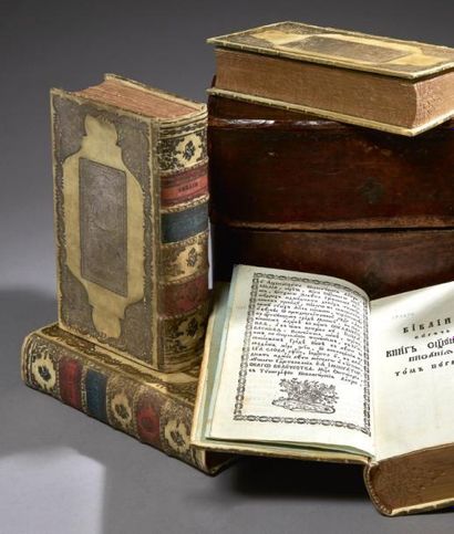 null Bible d'Ostrog [en slavon]. Kiev, 1788. 5 volumes in-8, vélin rigide, dos à...