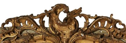 null PAIRE DE MIROIRS en bois doré, ajouré et sculpté de rocailles, feuillages et...