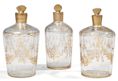 null SUITE DE TROIS FLACONS en verre à décor gravé en or de feuillages. XIXe siècle....