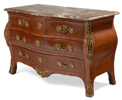 null COMMODE DE FORME TOMBEAU en bois de violette ouvrant à cinq tiroirs sur trois...