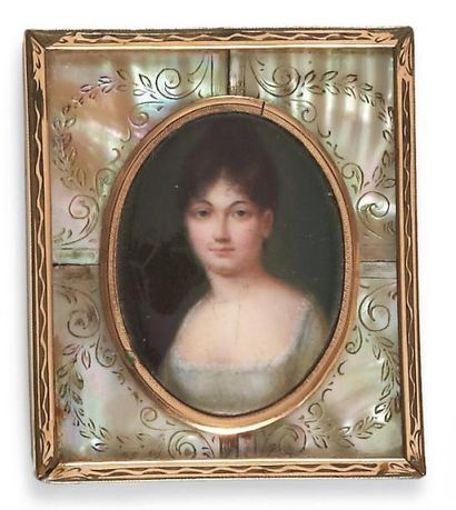 ÉCOLE FRANÇAISE DU DÉBUT DU XIXE SIÈCLE Portrait de jeune femme en robe de soie blanche...