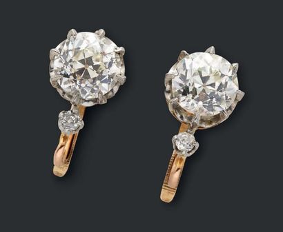 null PAIRE DE BOUCLES D'OREILLES en or, chacune sertie d'un diamant principal de...