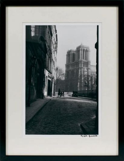 GISÈLE FREUND (1912-2000) Rue Saint Julien le Pauvre, Paris, 1931 Tirage postérieur....