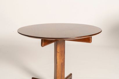 null Sergio RODRIGUES (1927-2014)
Table d'appoint en bois massif
Circa 1960
Dimensions...