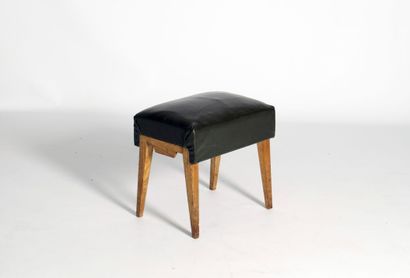 null Jacques ADNET (1900-1984), attribué à
Tabouret en bois de forme rectangulaire,...