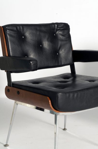 null Alain RICHARD (1926-2017)
Paire de fauteuils en bois thermoformé, accotoirs...