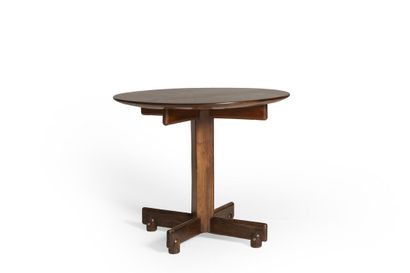 null Sergio RODRIGUES (1927-2014)
Table d'appoint en bois massif
Circa 1960
Dimensions...
