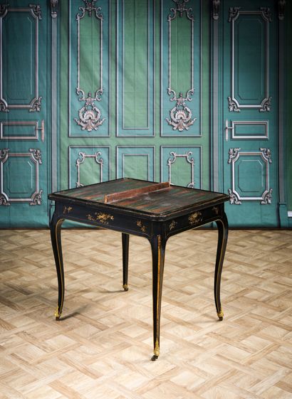 null Rare et élégante table à jeux de forme galbée à décor de vernis européen à fond...