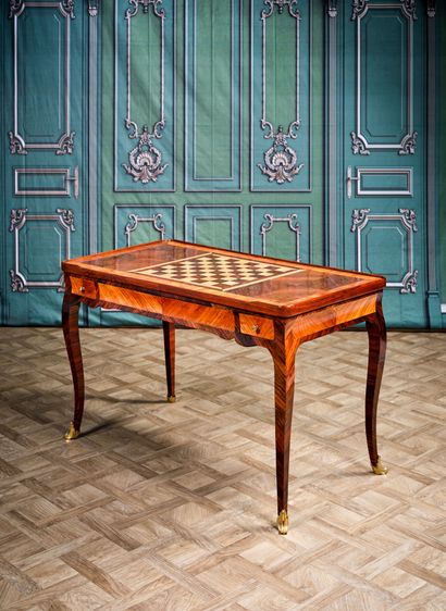 null Table à jeux galbée de forme rectangulaire en placage de bois de rose, de bois...